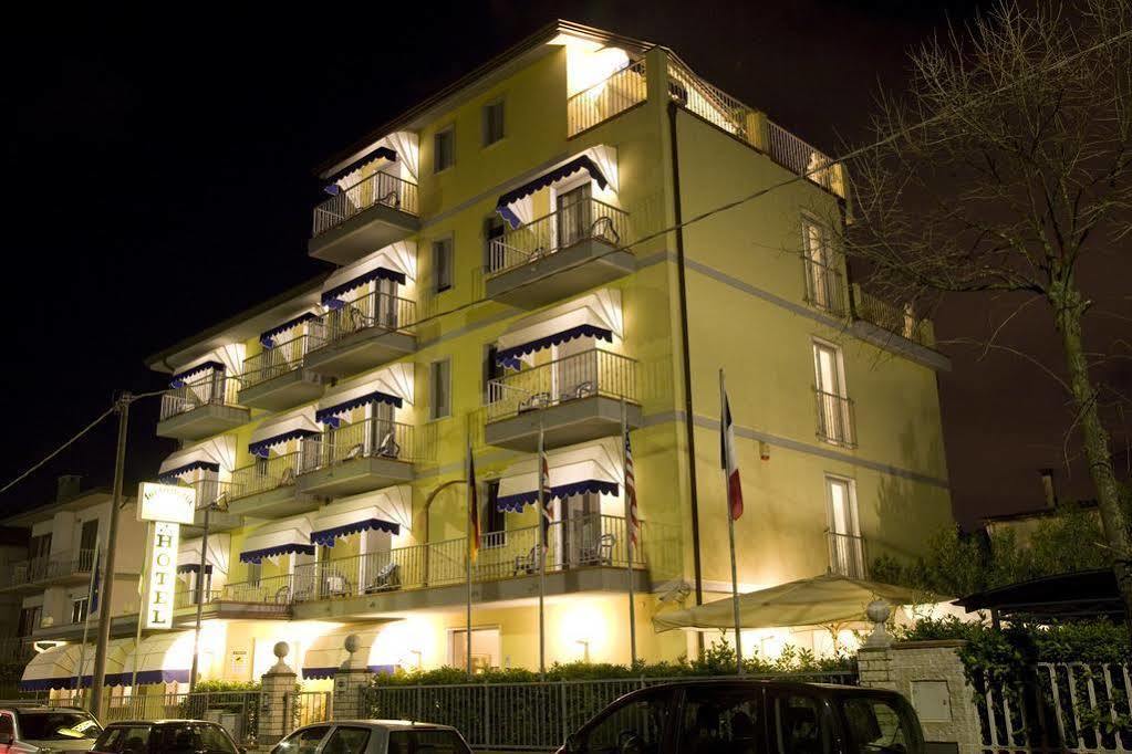 Hotel Fortunella ลิโด ดิ กามาโยเร ภายนอก รูปภาพ